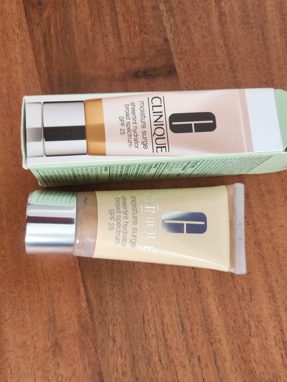 Clinique Moisture Surge Sheertint Hydrator in Universal Medium - Picture 5 of 5